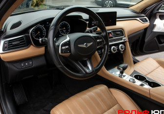 Подержанный автомобиль Genesis G70 2021 года (19 фото)