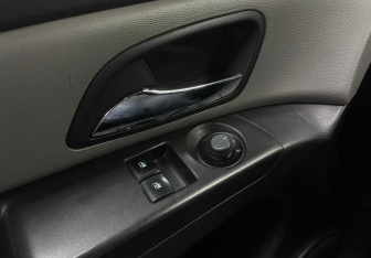 Подержанный автомобиль Chevrolet Cruze Hatchback 2012 года (19 фото)