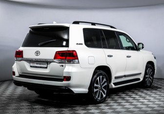 Подержанный автомобиль Toyota Land Cruiser Suv 2017 года (5 фото)