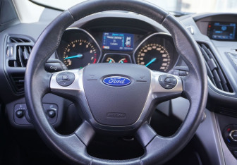 Подержанный автомобиль Ford Kuga 2013 года (14 фото)