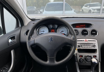 Подержанный автомобиль Peugeot 308 Hatchback 2009 года (13 фото)