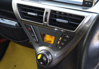 Подержанный автомобиль Toyota iQ 2009 года (15 фото)