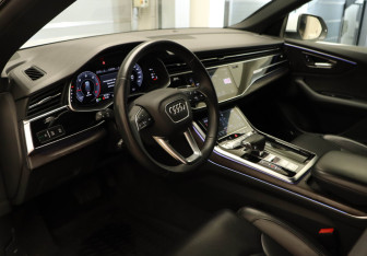 Подержанный автомобиль Audi Q8 2019 года (7 фото)