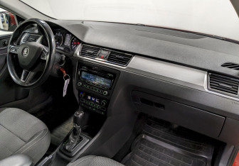 Подержанный автомобиль Skoda Rapid Liftback 2014 года (19 фото)