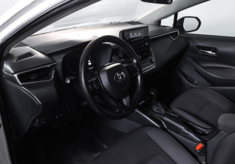 Подержанный автомобиль Toyota Corolla Sedan 2019 года (15 фото)