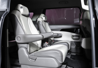 Подержанный автомобиль Kia Carnival 2020 года (12 фото)