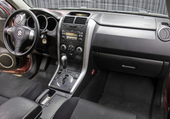 Подержанный автомобиль Suzuki Grand Vitara 2005 года (11 фото)