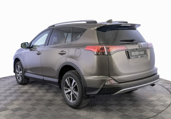Подержанный автомобиль Toyota RAV4 2016 года (7 фото)