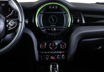 Подержанный автомобиль MINI Hatch 2020 года (14 фото)