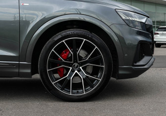 Подержанный автомобиль Audi Q8 2023 года (26 фото)