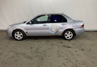 Подержанный автомобиль Mitsubishi Lancer Sedan 2003 года (8 фото)