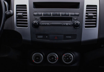 Подержанный автомобиль Mitsubishi Outlander 2008 года (14 фото)