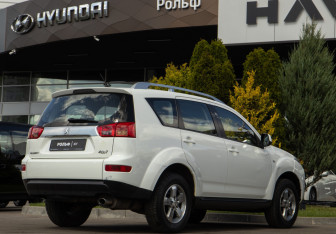 Подержанный автомобиль Peugeot 4007 2008 года (4 фото)