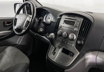 Подержанный автомобиль Hyundai H-1 2015 года (9 фото)