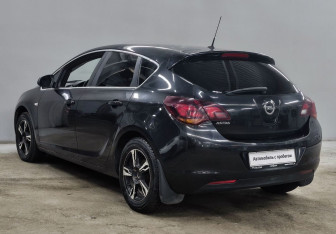Подержанный автомобиль Opel Astra Hatchback 2011 года (7 фото)