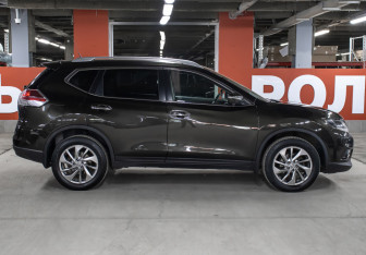 Подержанный автомобиль Nissan X-Trail 2016 года (4 фото)