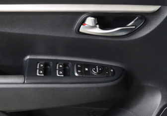Подержанный автомобиль Kia Rio Hatchback 2021 года (19 фото)