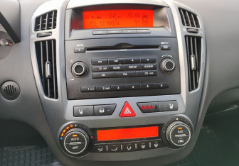 Подержанный автомобиль Kia Ceed Hatchback 2008 года (15 фото)