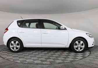 Подержанный автомобиль Kia Ceed Hatchback 2011 года (4 фото)
