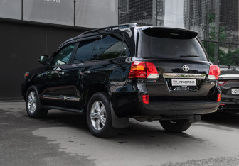 Подержанный автомобиль Toyota Land Cruiser Suv 2012 года (6 фото)