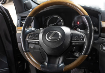 Подержанный автомобиль Lexus LX 2018 года (16 фото)