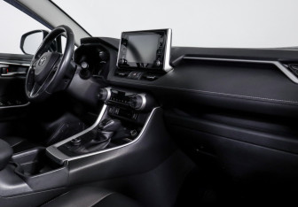 Подержанный автомобиль Toyota RAV4 2019 года (9 фото)