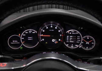 Подержанный автомобиль Porsche Cayenne 2019 года (13 фото)