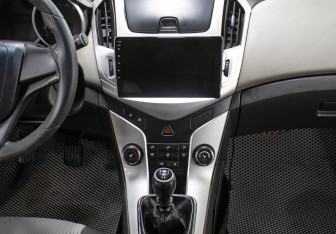 Подержанный автомобиль Chevrolet Cruze Hatchback 2014 года (15 фото)