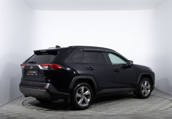Подержанный автомобиль Toyota RAV4 2020 года (5 фото)