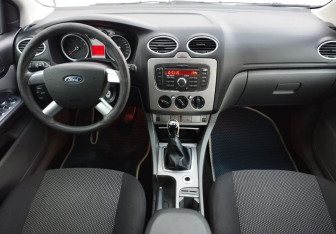 Подержанный автомобиль Ford Focus Hatchback 2011 года (9 фото)