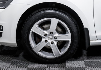 Подержанный автомобиль Volkswagen Golf Hatchback 2014 года (15 фото)
