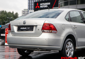 Подержанный автомобиль Volkswagen Polo Sedan 2010 года (15 фото)