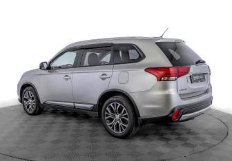 Подержанный автомобиль Mitsubishi Outlander 2016 года (7 фото)