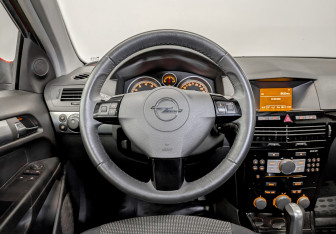 Подержанный автомобиль Opel Astra Hatchback 2007 года (21 фото)