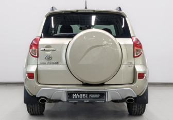 Подержанный автомобиль Toyota RAV4 2007 года (6 фото)
