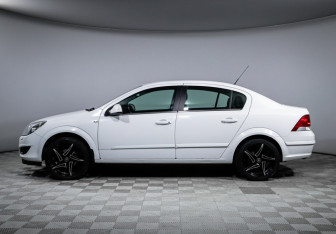 Подержанный автомобиль Opel Astra Sedan 2011 года (8 фото)