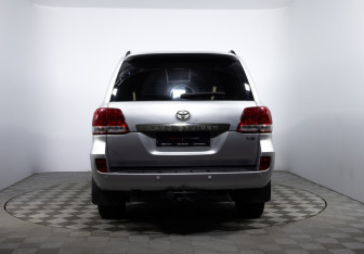 Подержанный автомобиль Toyota Land Cruiser Suv 2008 года (6 фото)