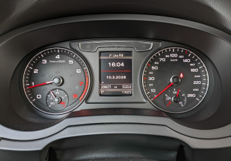 Подержанный автомобиль Audi Q3 2017 года (16 фото)