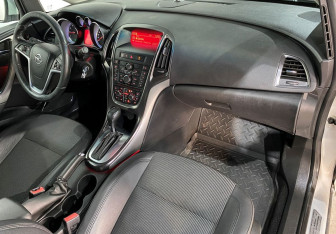 Подержанный автомобиль Opel Astra Hatchback 2012 года (11 фото)