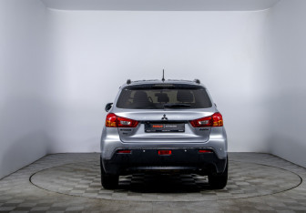 Подержанный автомобиль Mitsubishi ASX 2010 года (6 фото)