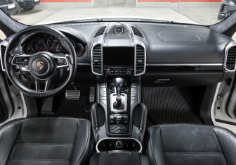 Подержанный автомобиль Porsche Cayenne 2016 года (14 фото)