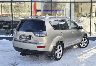 Подержанный автомобиль Mitsubishi Outlander 2008 года (8 фото)