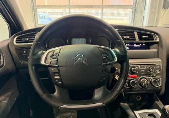 Подержанный автомобиль Citroen C4 Hatchback 2012 года (12 фото)