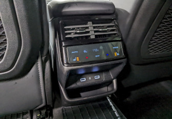 Подержанный автомобиль Geely Monjaro 2023 года (16 фото)