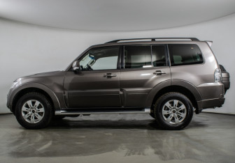 Подержанный автомобиль Mitsubishi Pajero 2012 года (8 фото)