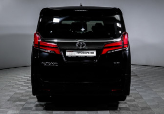Подержанный автомобиль Toyota Alphard 2018 года (6 фото)