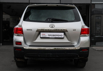 Подержанный автомобиль Toyota Highlander 2011 года (5 фото)