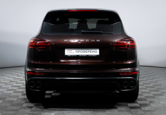 Подержанный автомобиль Porsche Cayenne 2015 года (6 фото)