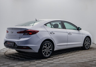 Подержанный автомобиль Hyundai Elantra Sedan 2019 года (5 фото)