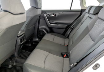 Подержанный автомобиль Toyota RAV4 2021 года (13 фото)
